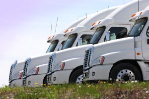 Quatres camions semi-remorques en rangée